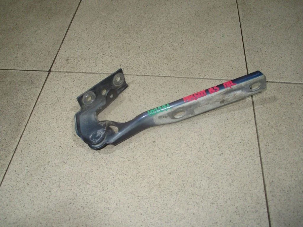 Петля капота левая Volkswagen Passat 1999 B5