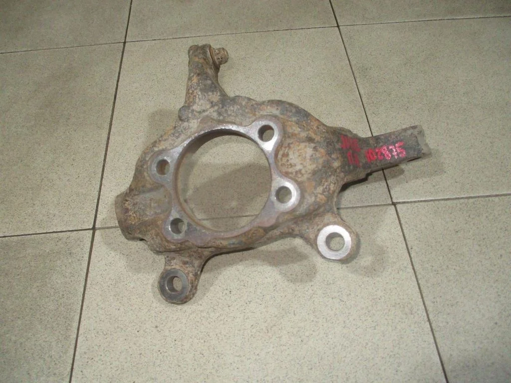 Кулак поворотный передний правый Nissan Juke (F15)