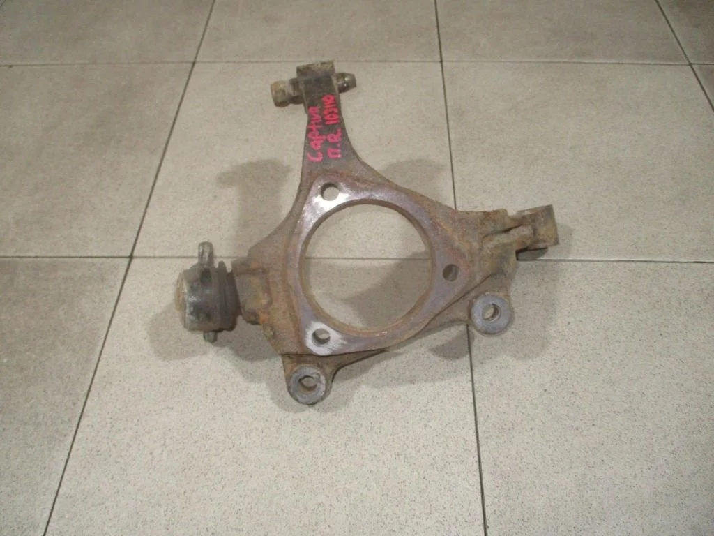 Кулак поворотный передний правый Chevrolet Captiva 2007 (C100)