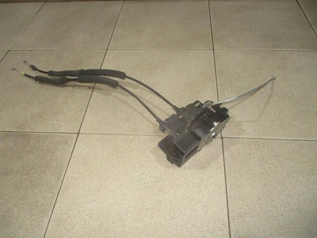 Замок двери передней правой Chevrolet Captiva 2007 (C100)