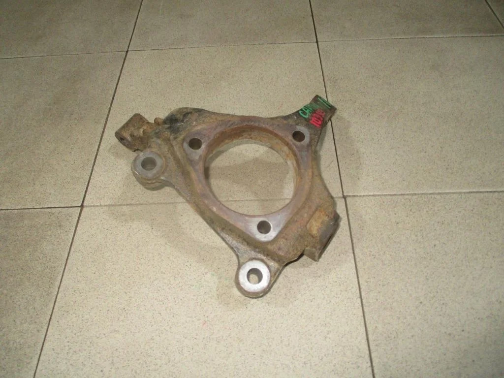 Кулак поворотный передний левый Chevrolet Captiva 2007 (C100)