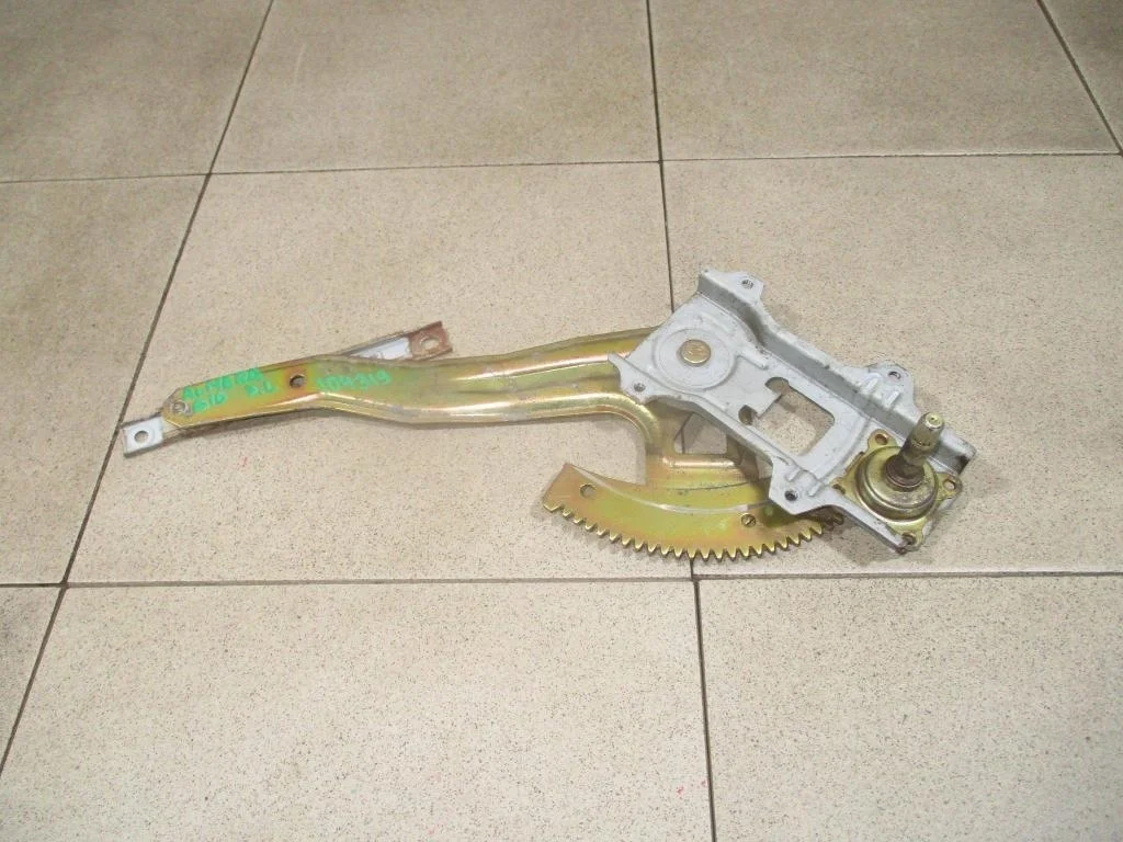 Стеклоподъемник механ. задний левый Nissan Almera Classic 2006 (B10)