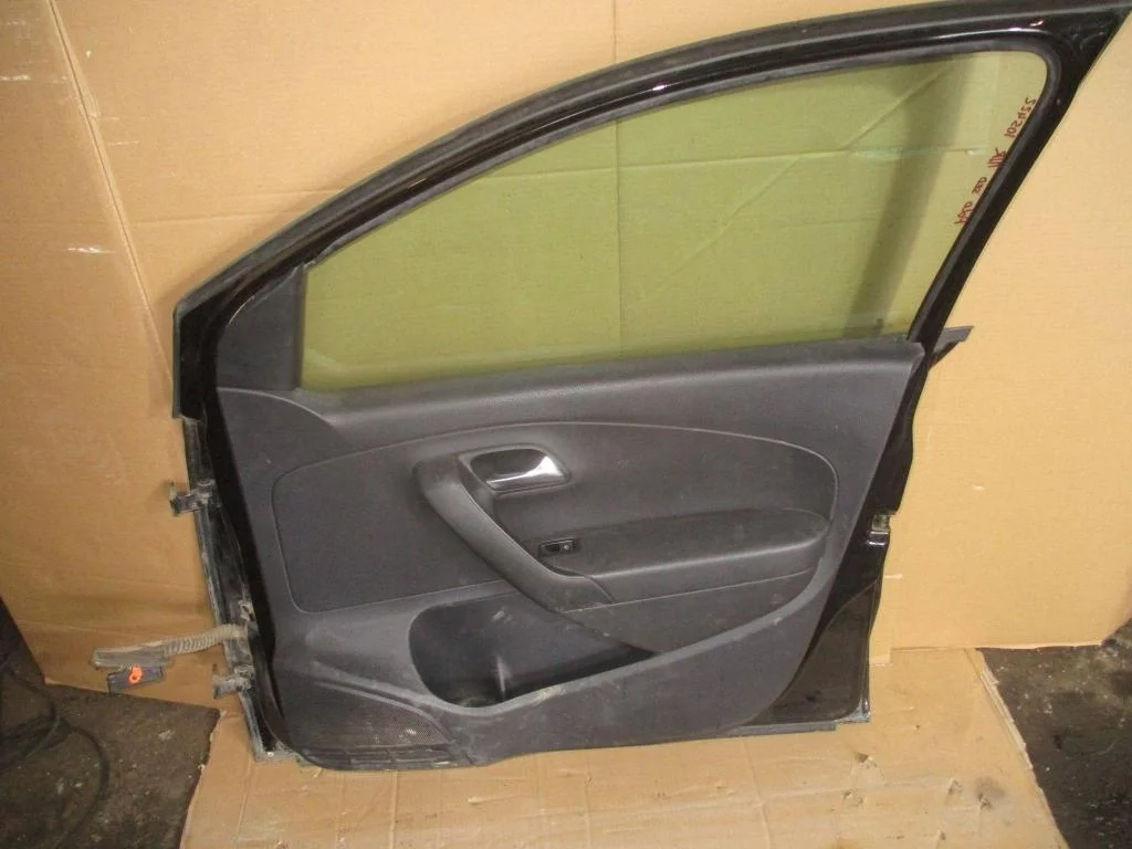 Обшивка двери передней правой Volkswagen Polo 5