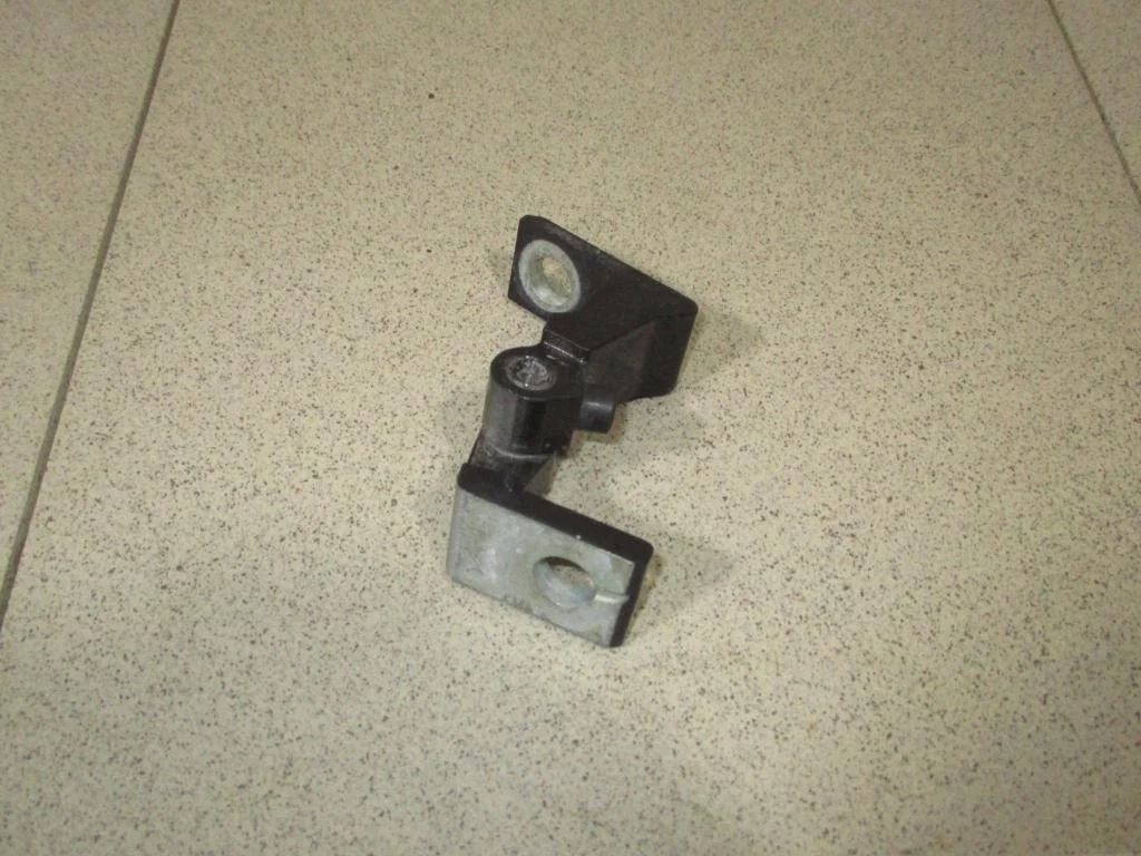 Петля двери Volkswagen Polo 5