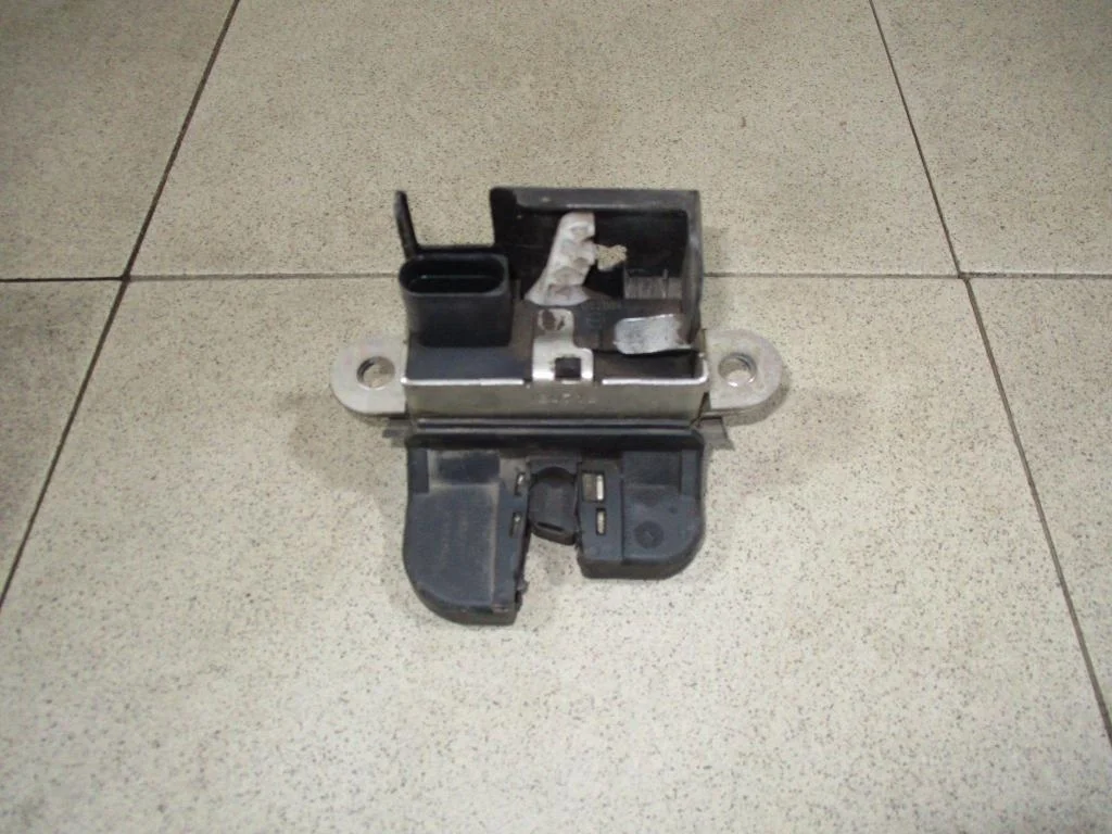 Замок багажника Skoda Yeti 2012 5L