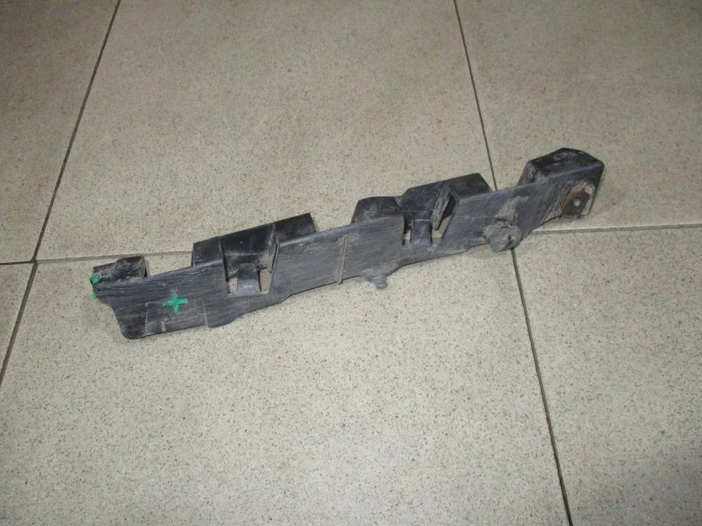 Кронштейн переднего бампера левый Citroen C4 2007