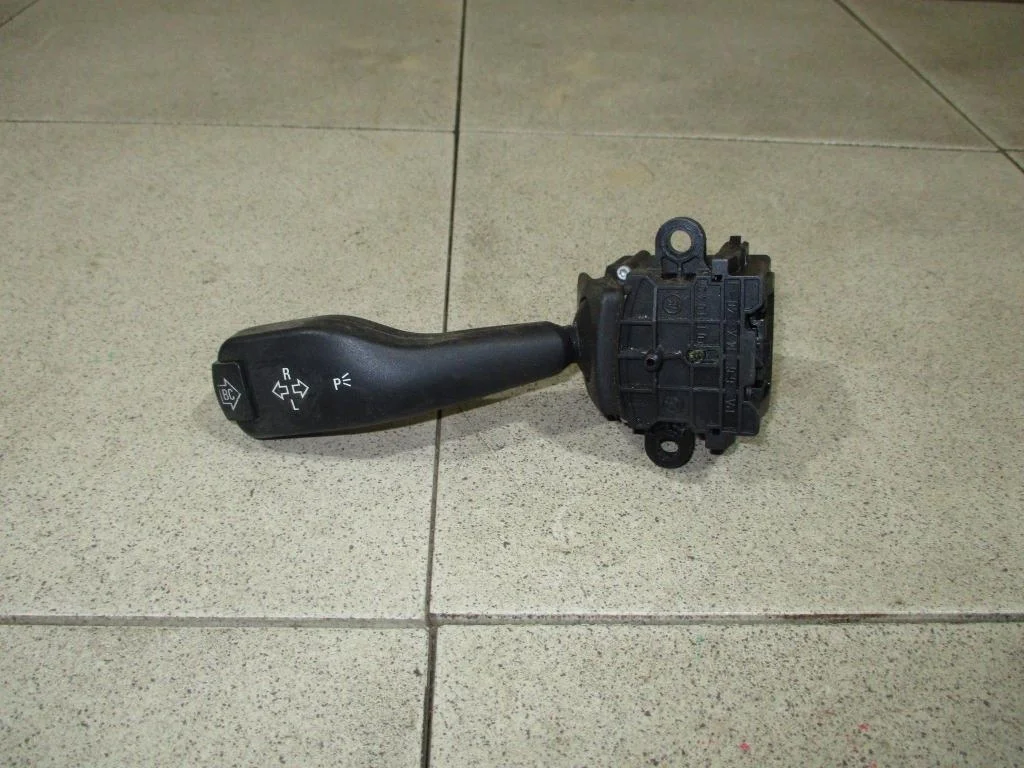 Переключатель поворотов подрулевой BMW X3 2008 E83