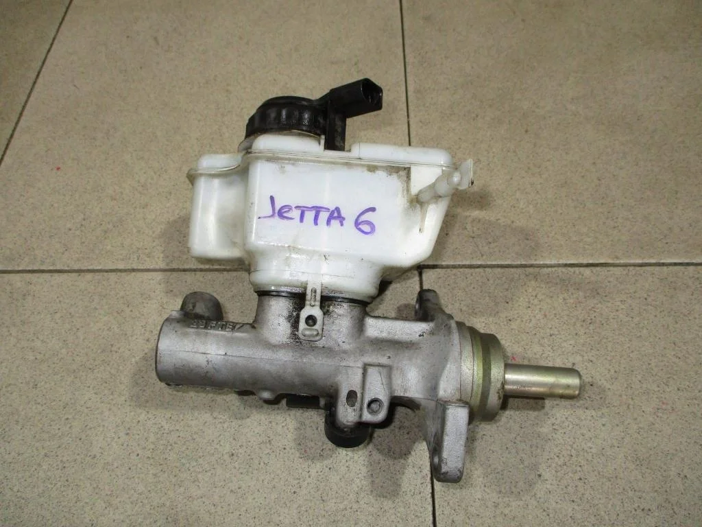 Бачок главного тормозного цилиндра Volkswagen Jetta A6