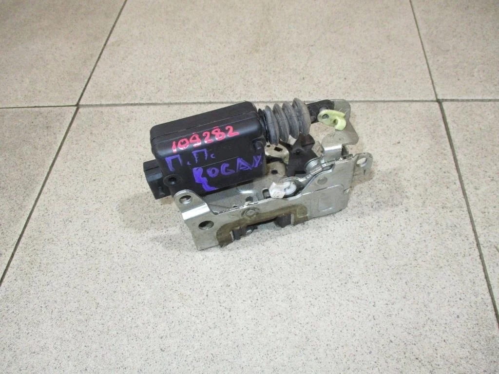 Замок двери передней правой Renault Logan 1 L90