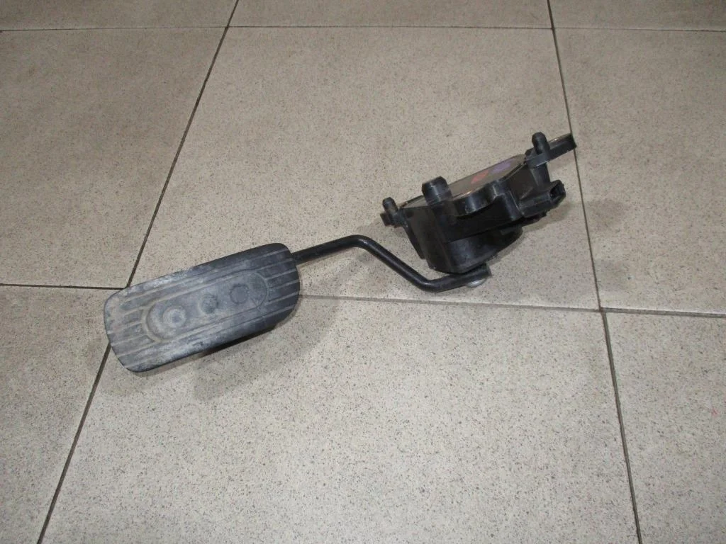 Педаль газа Nissan Tiida 2012 (C11)