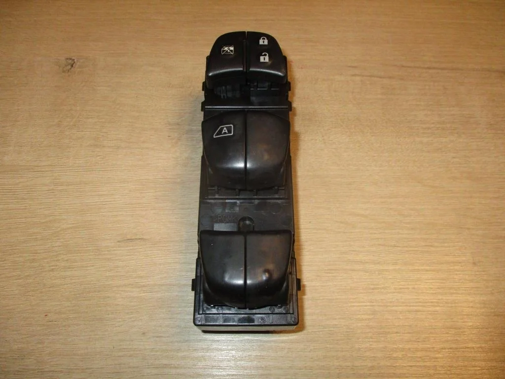 Блок управления стеклоподъемниками Nissan Qashqai 2014 (J11)