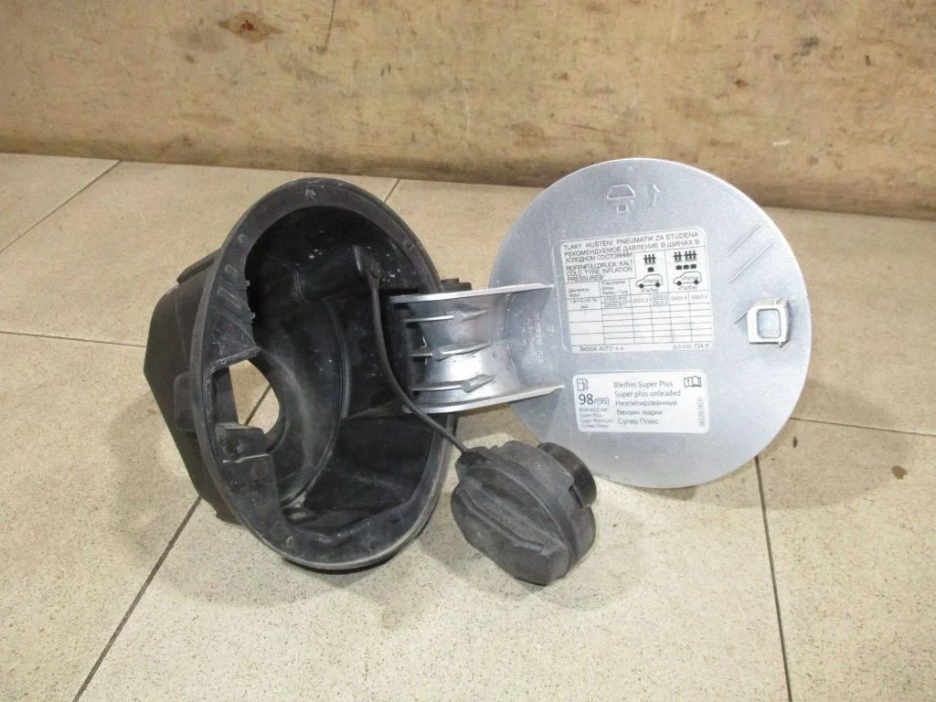 Лючок бензобака Skoda Yeti 2012 5L