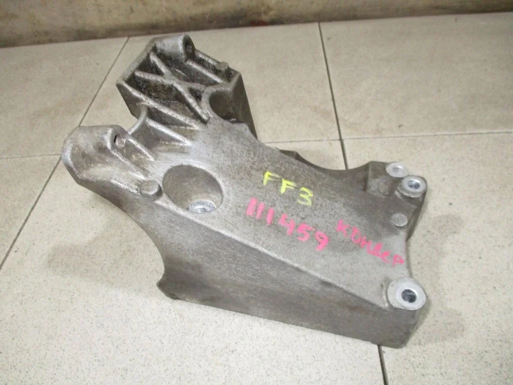 Кронштейн кондиционера Ford Focus 2018 3