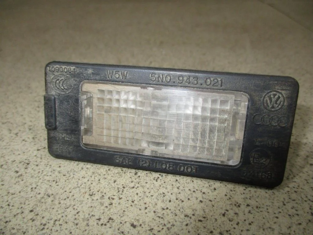 Фонарь подсветки номера Volkswagen Jetta 2012 A6