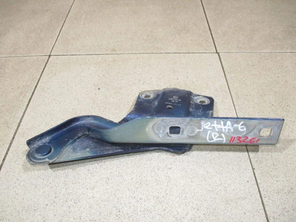 Петля капота правая Volkswagen Jetta A6