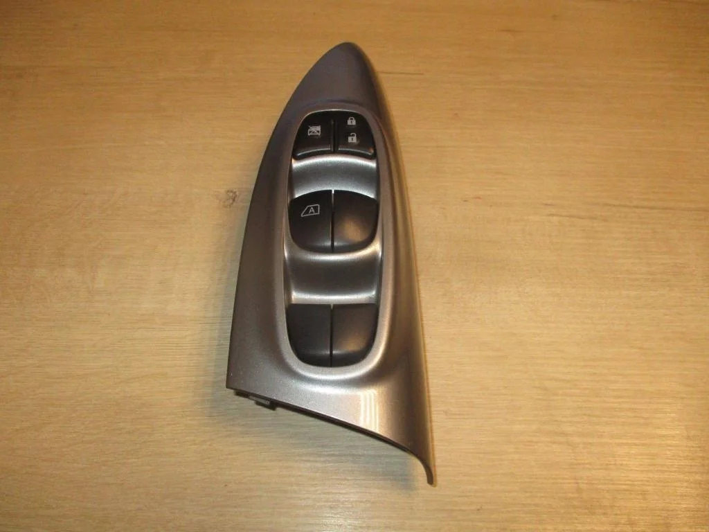 Блок управления стеклоподъемниками Nissan Juke 2011 F15