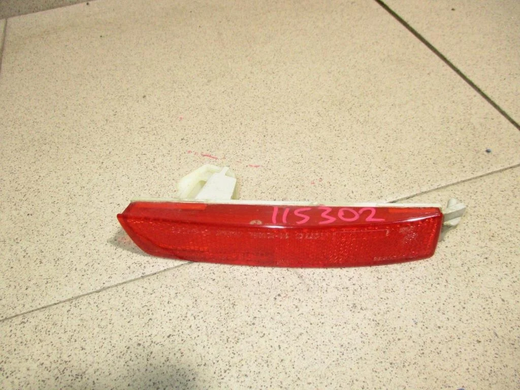 Отражатель в бампер задний левый Nissan Juke 2011 (F15)