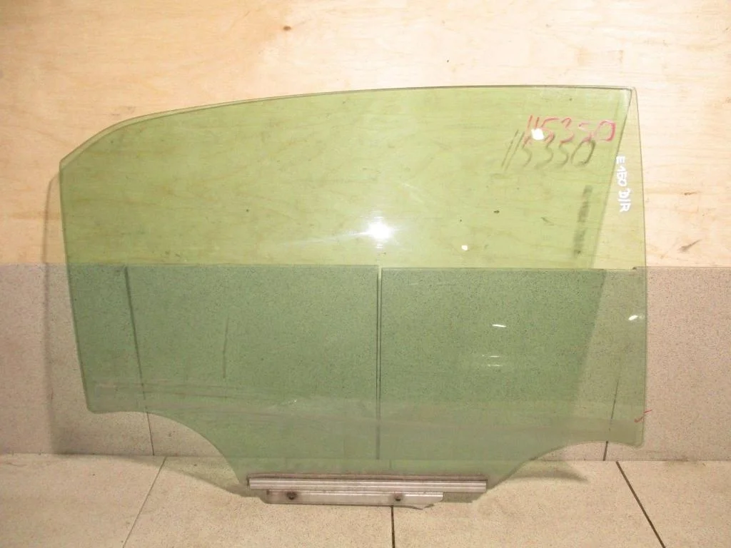 Стекло двери задней правой Toyota Corolla (E150)