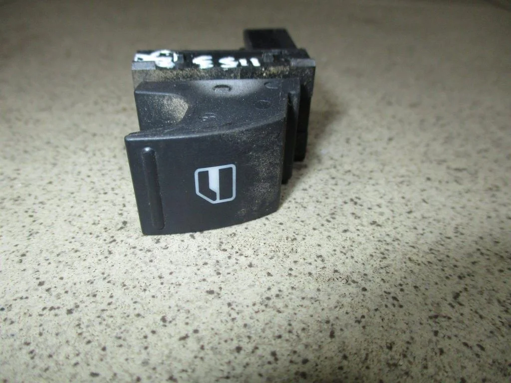 Кнопка стеклоподъемника Volkswagen Jetta A6