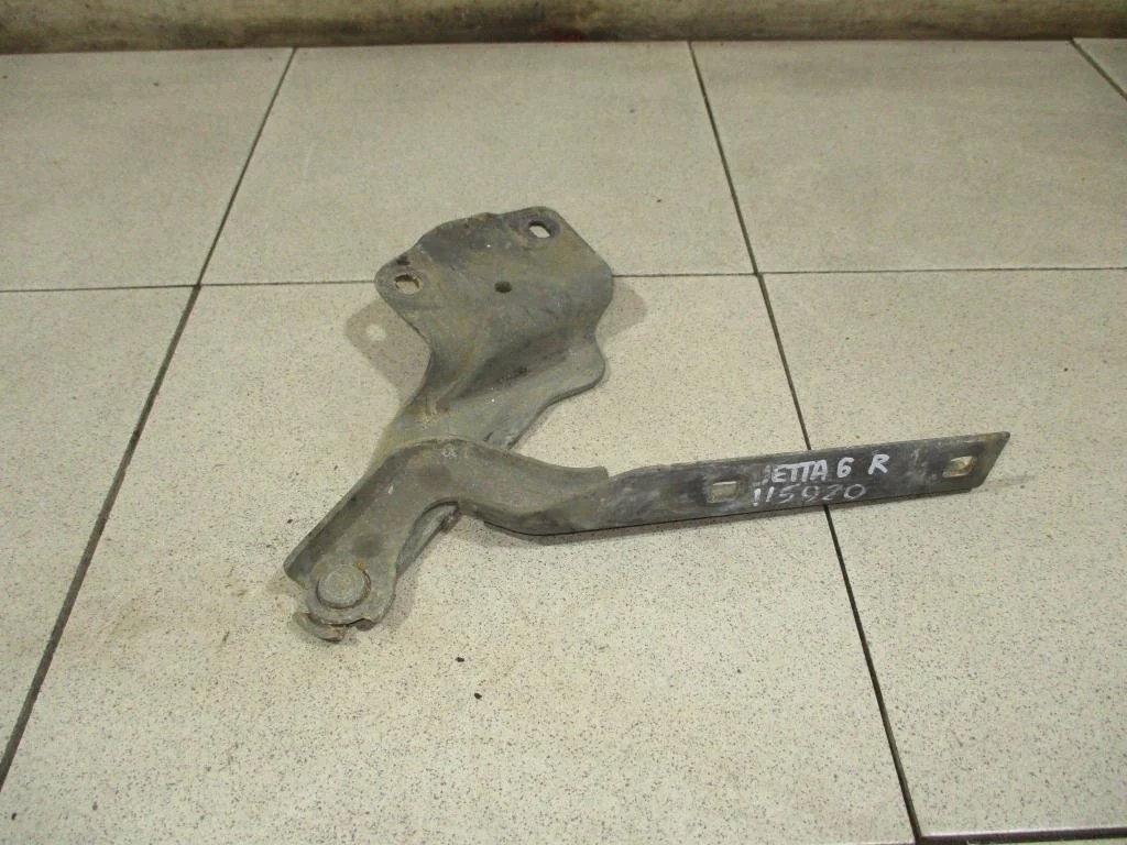Петля капота правая Volkswagen Jetta A6