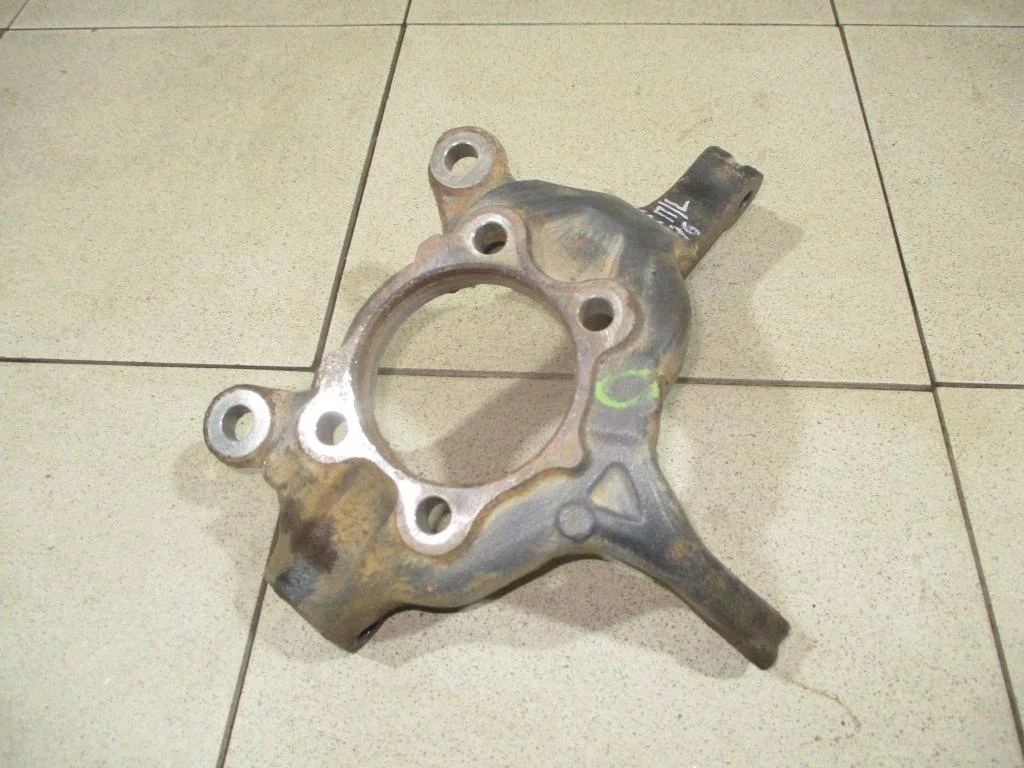 Кулак поворотный передний левый Nissan Juke (F15)