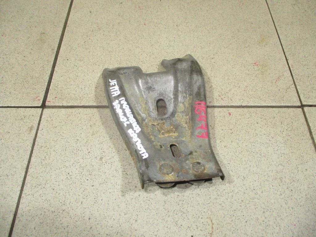 Кронштейн замка капота Volkswagen Jetta A6