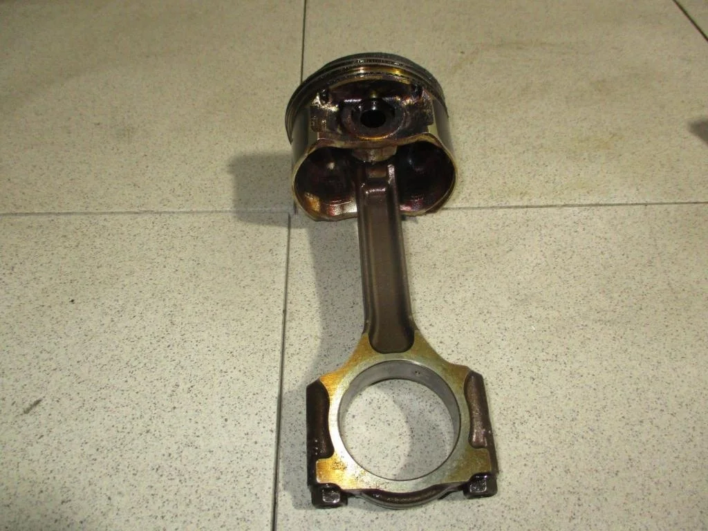 Поршень с шатуном Nissan Juke (F15)