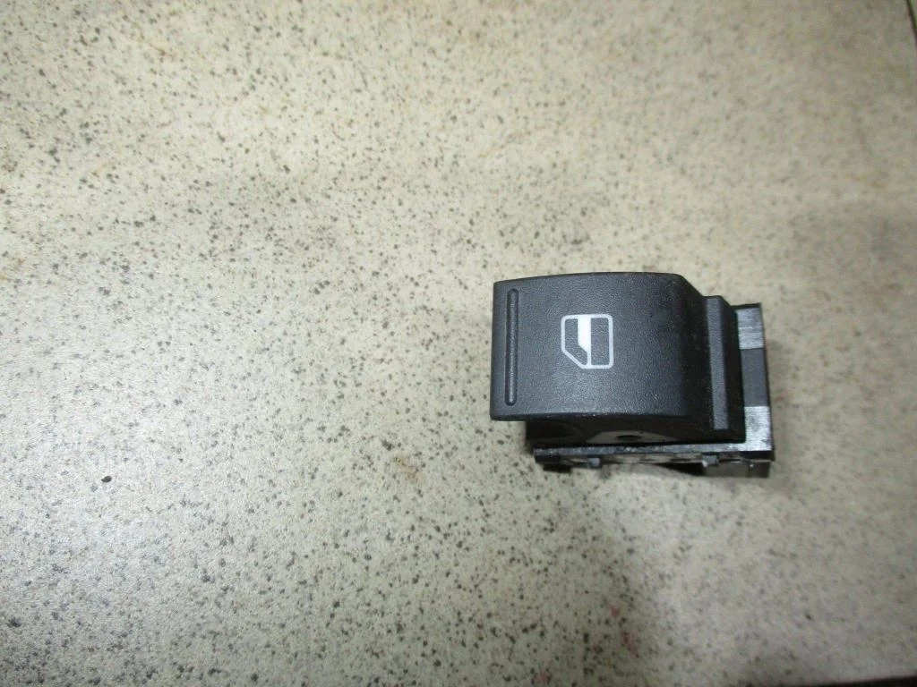 Кнопка стеклоподъемника Volkswagen Jetta A6