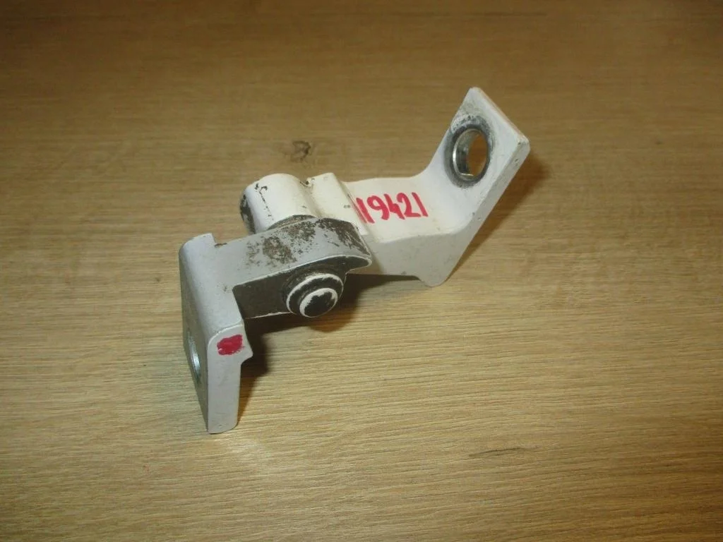 Петля двери Volkswagen Jetta A6