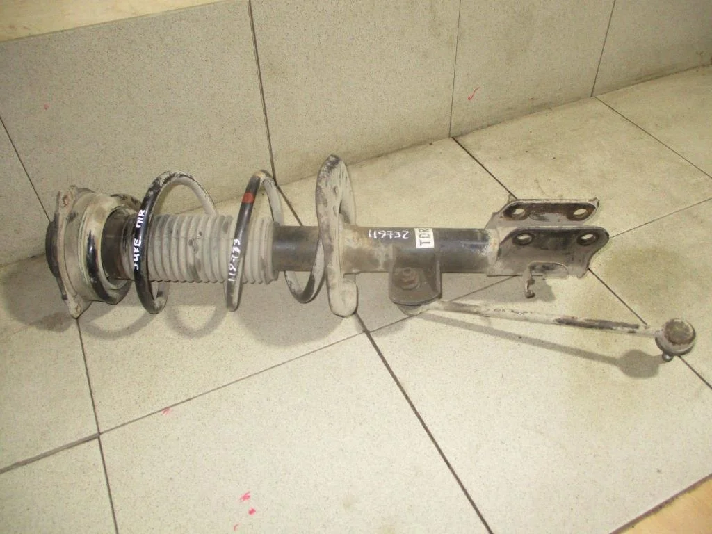 Амортизатор передний правый Nissan Juke 2011 F15