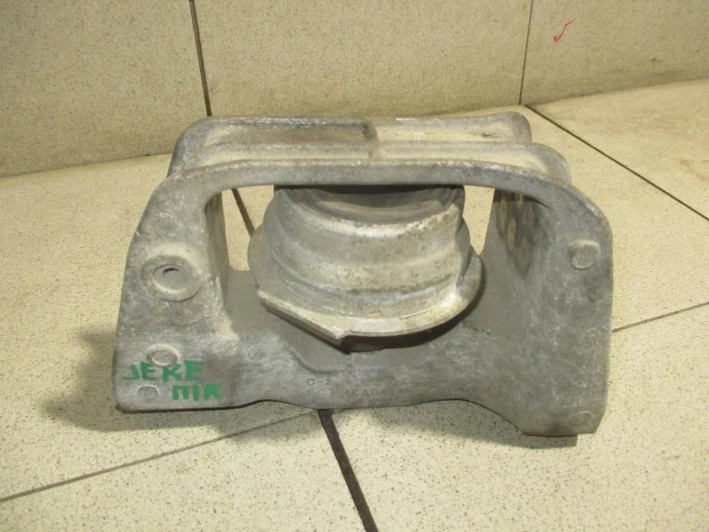 Опора двигателя правая Nissan Juke F15