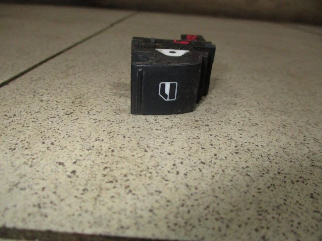 Кнопка стеклоподъемника Volkswagen Jetta A6