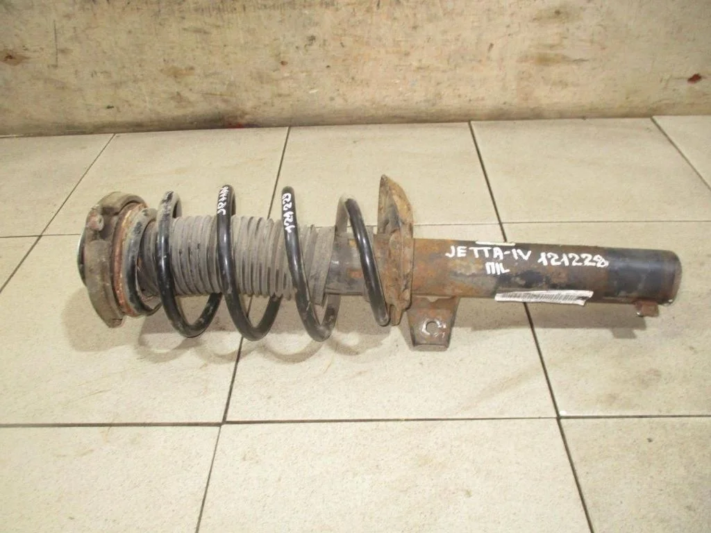 Амортизатор передний Volkswagen Jetta (A6)