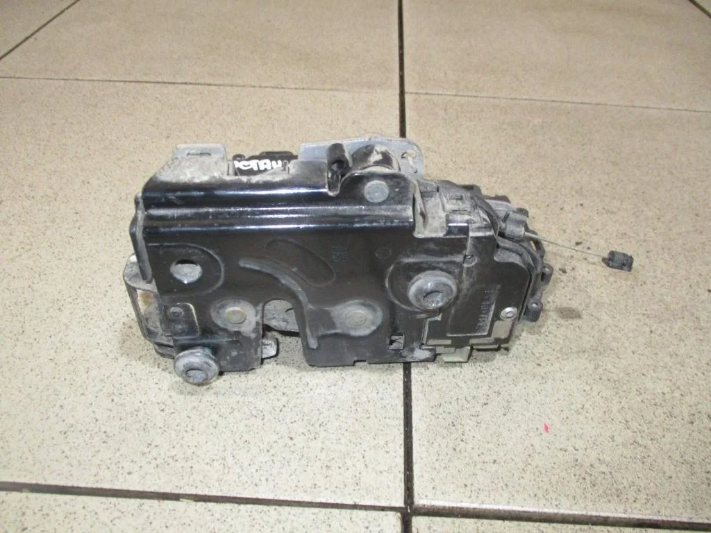 Замок двери задней левой Skoda Octavia (A4)