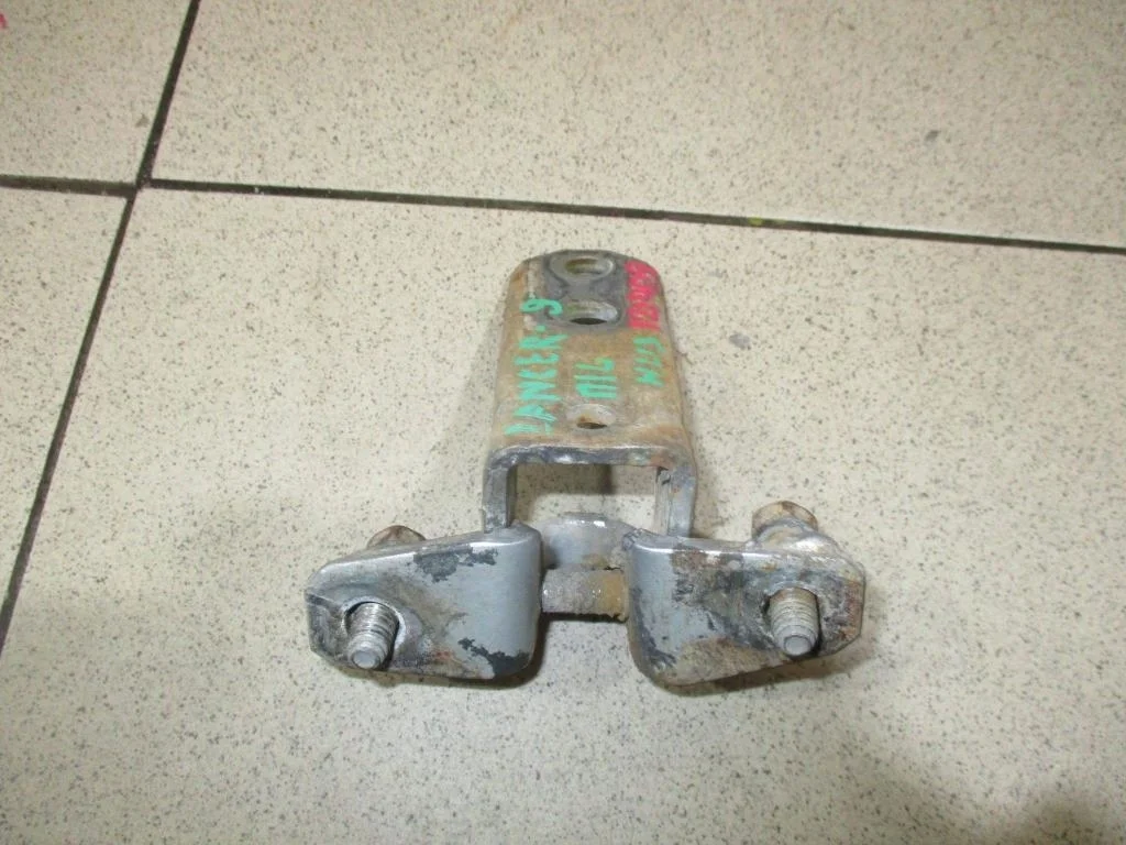 Петля двери передней Mitsubishi Lancer 9 CS