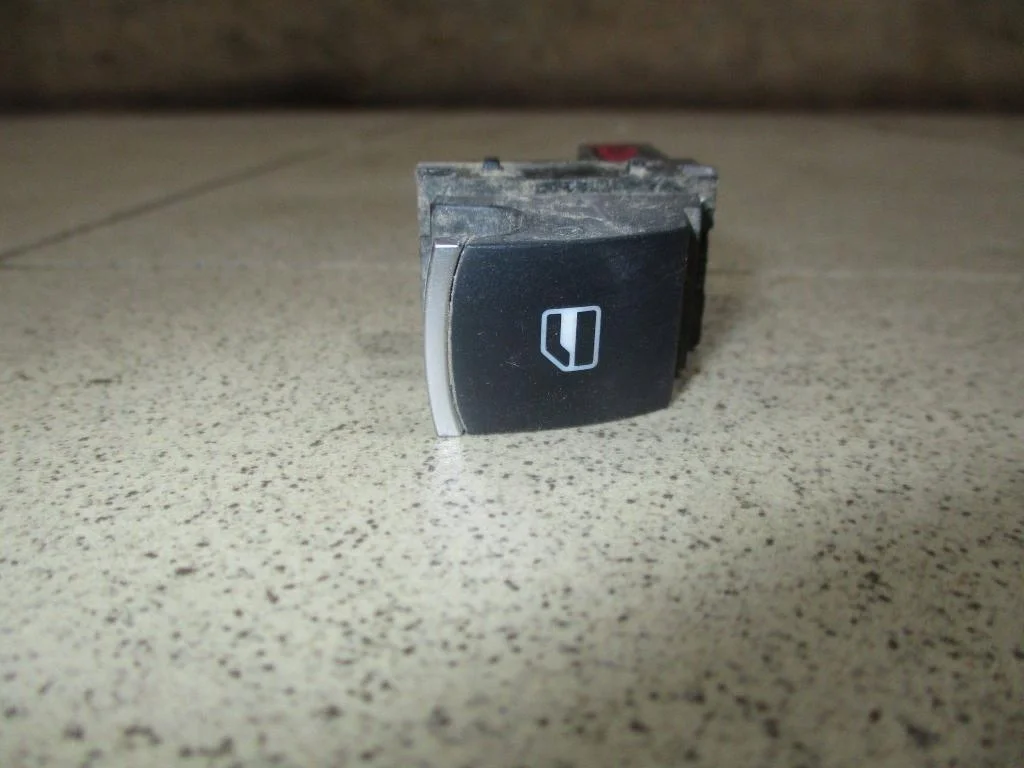 Кнопка стеклоподъемника Volkswagen Touareg 2 2016 FL, NF