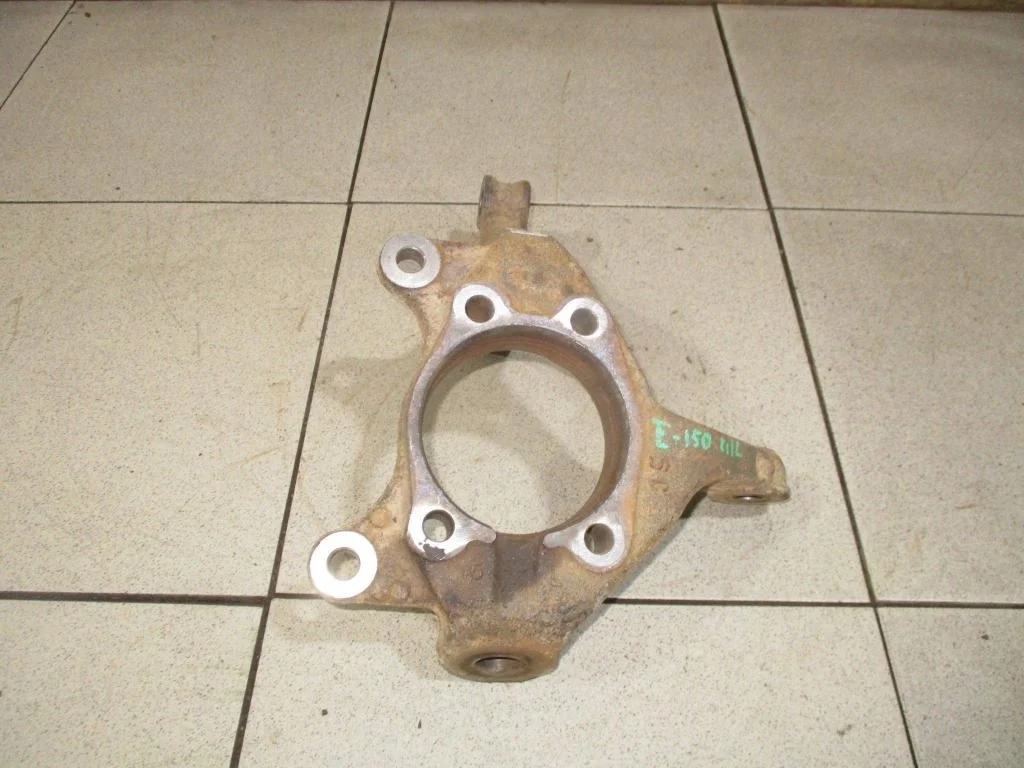 Кулак поворотный передний левый Toyota Corolla (E150)