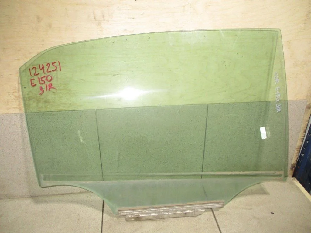 Стекло двери задней правой Toyota Corolla (E150)