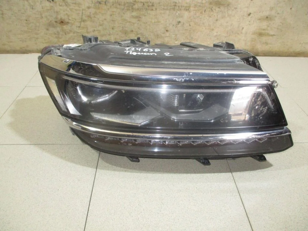 Фара правая Volkswagen Tiguan II