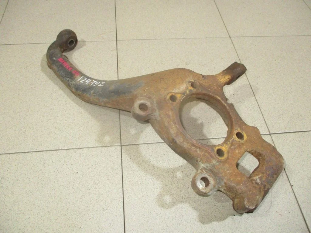 Кулак поворотный передний правый Nissan Navara 2007 D40