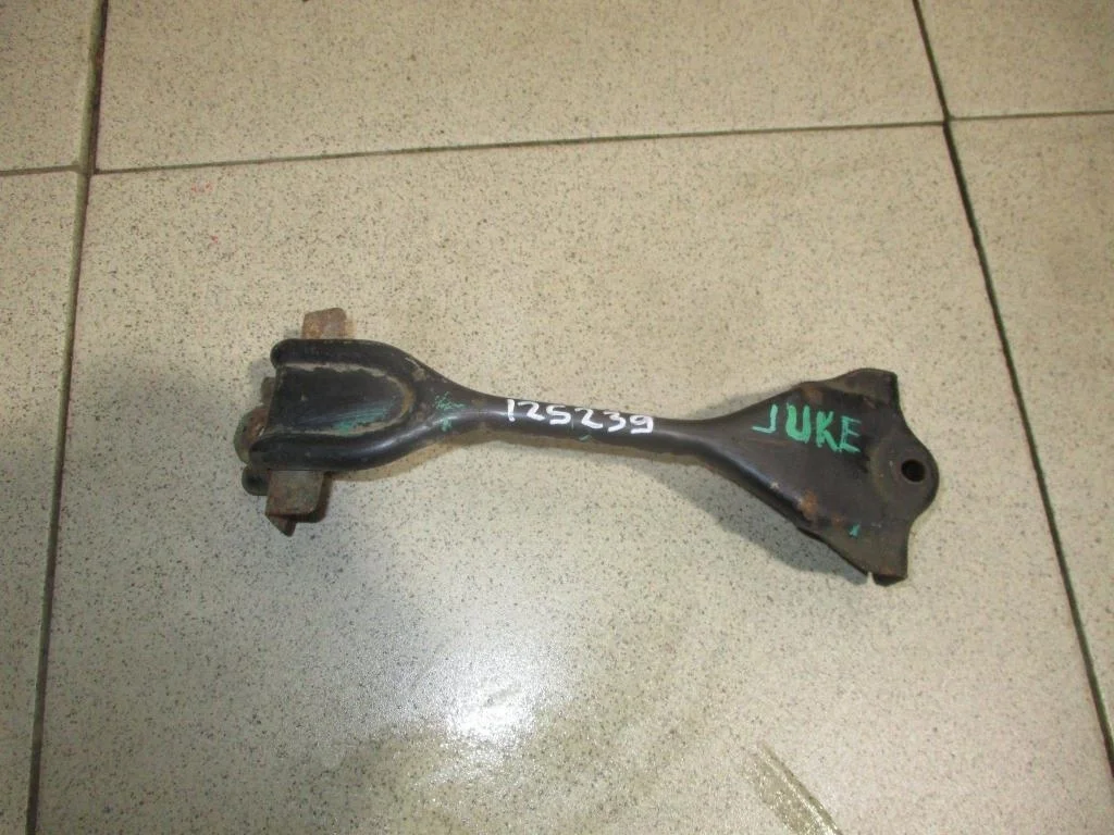 Крепление аккумулятора Nissan Juke F15