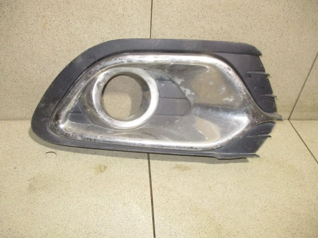 Решетка в бампер правая Renault Logan 2 L52