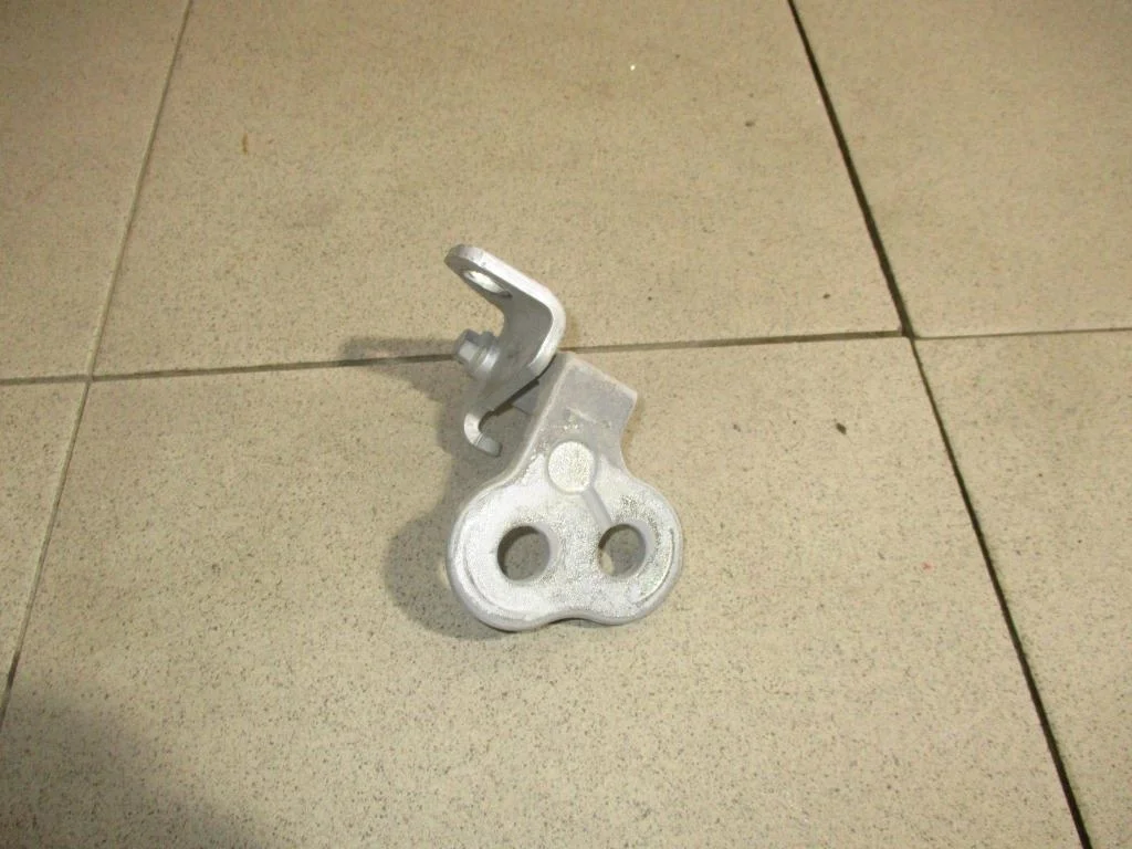 Петля двери передней правой нижняя Ford Focus 3