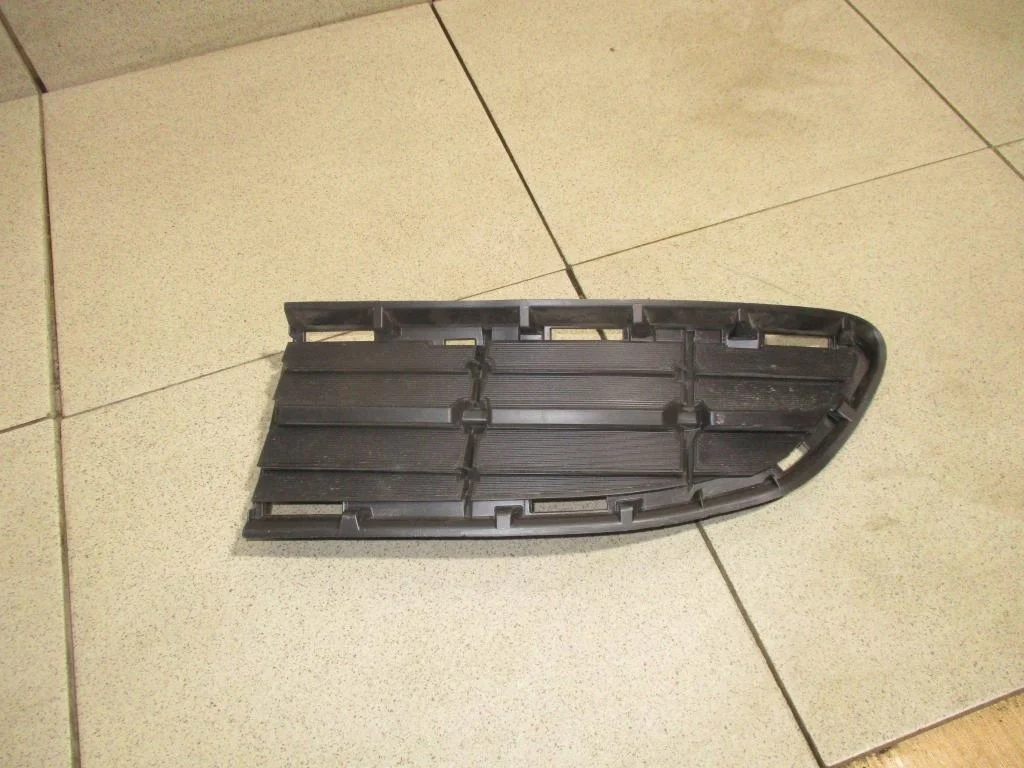 Решетка в бампер правая Toyota RAV4 (A40)