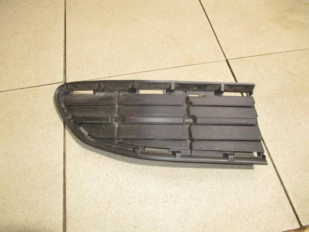 Решетка в бампер левая Toyota RAV4 (A40)