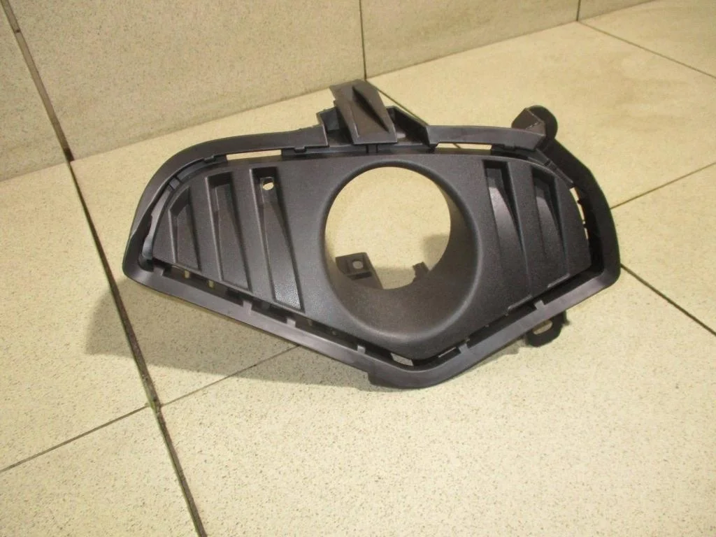 Решетка в бампер правая Toyota RAV4 (A50)
