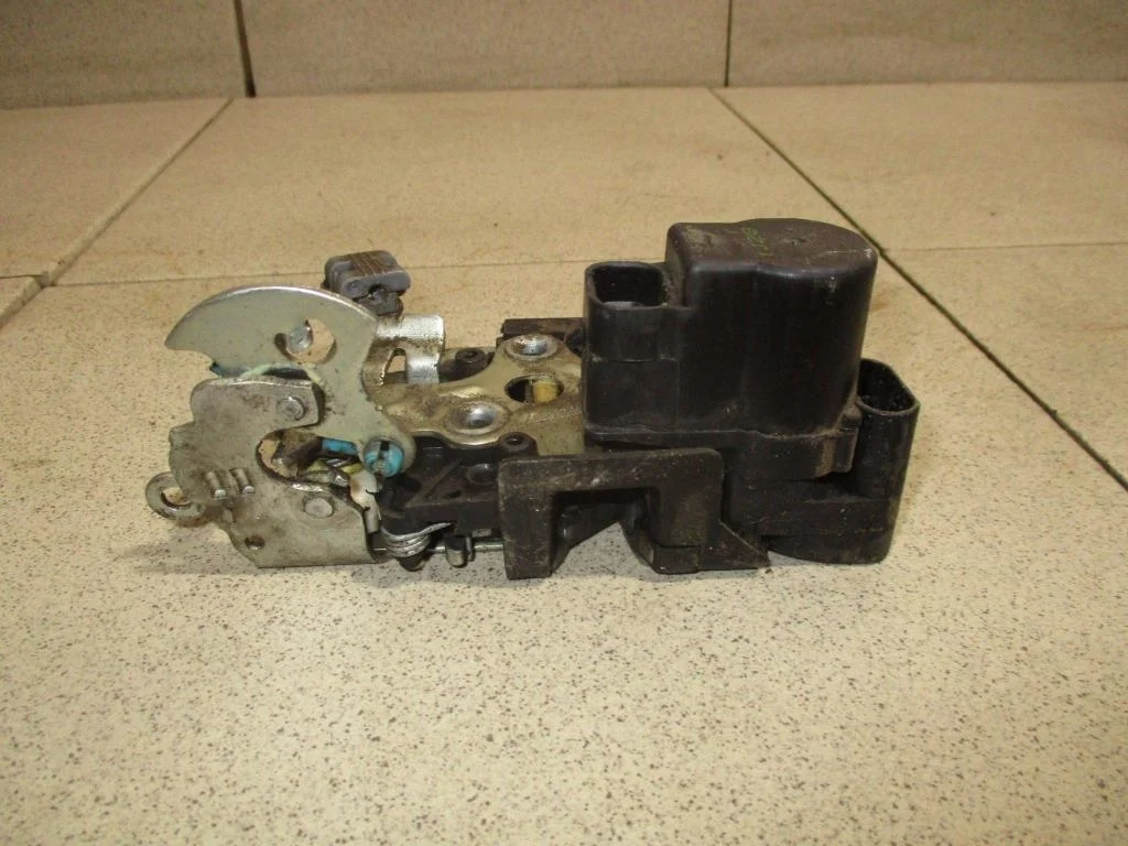 Замок двери передней правой Chevrolet Lacetti J200