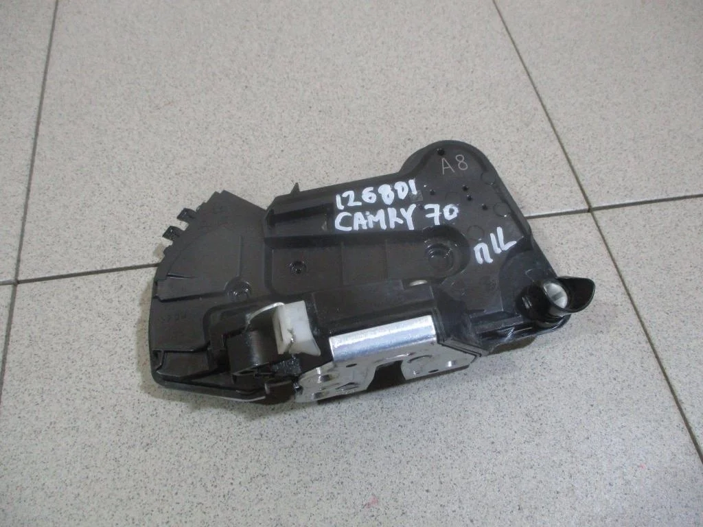 Замок двери передней левой Toyota Camry (XV70)