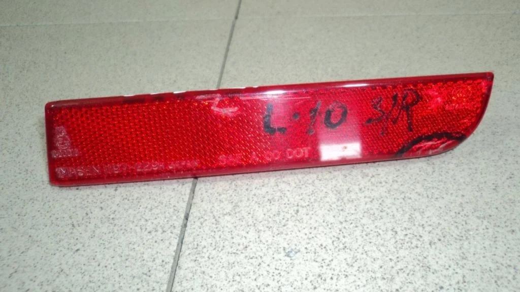 Отражатель в бампер задний правый Mitsubishi Lancer 10 (CY)