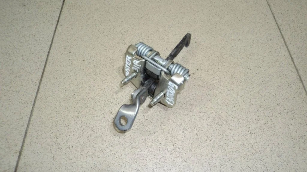 Ограничитель двери Renault Duster 1